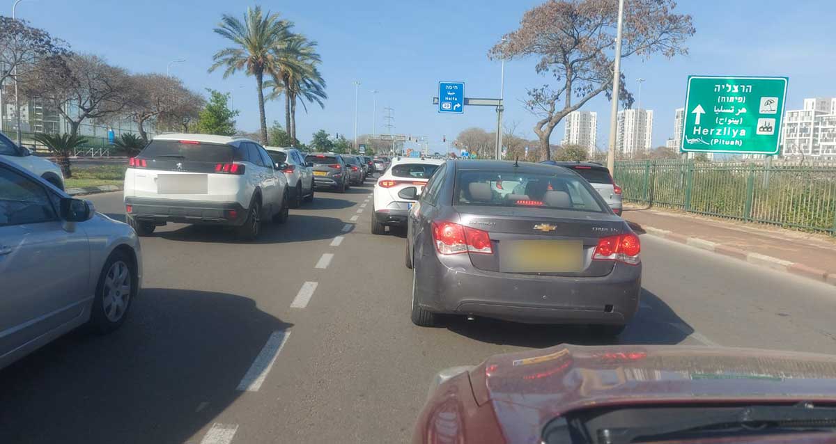 פקק תנועה בירידה משדרות הכוכבים למחלף הסירה בהרצליה