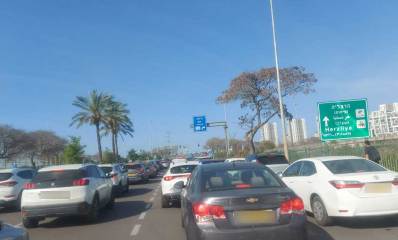 פקק תנועה בירידה משדרות הכוכבים למחלף הסירה בהרצליה