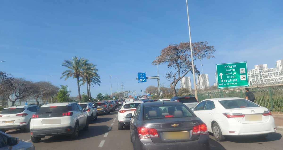 פקק תנועה בירידה משדרות הכוכבים למחלף הסירה בהרצליה
