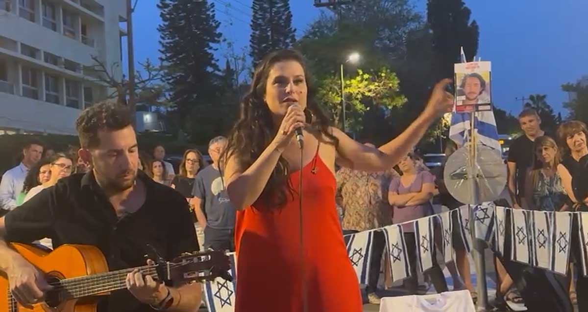 הזמרת מירי מסיקה בנאום ובהופעה עם גיטריסט בעצרת למען החטוף עומר שם טוב