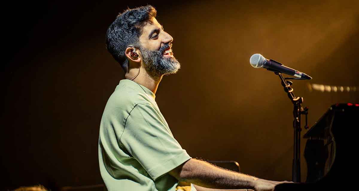 אוריין שוקרון מנגן על פסנתר ושר