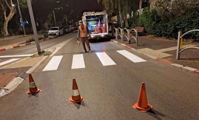 תמונת ארכיון - צובעים מעברי חצייה בכפר סבא. צילום: עיריית כפ"ס