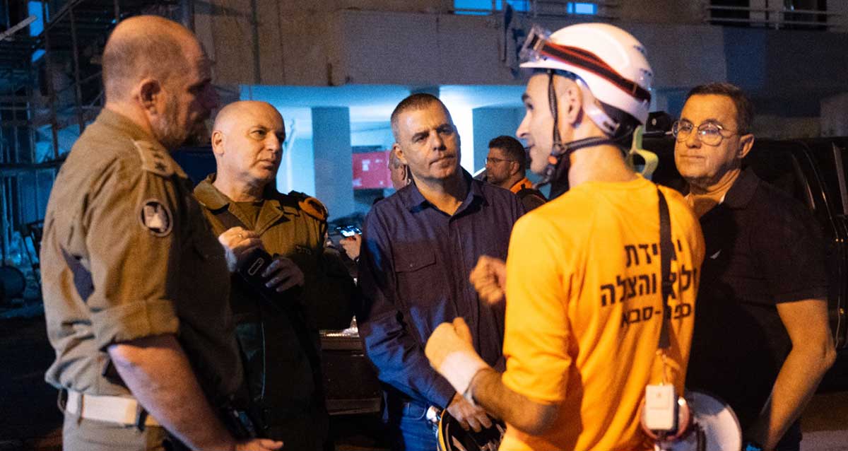 כוחות הביטחון נערכים למצבי חירום בכפר סבא באפריל 2024. רפי סער מקשיב