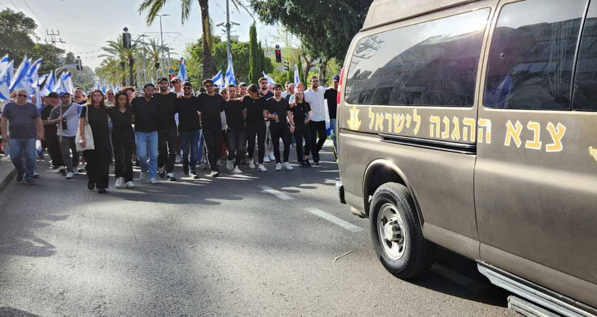 אלפים בהלווית רס"ל סיון ווייל ז"ל ברעננה