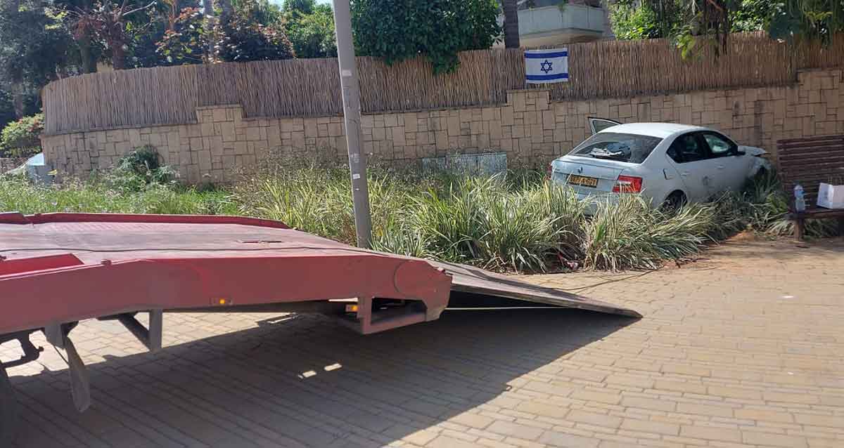 הגורר מתמקם ליד הרכב שעלה על המדרכה והגינה