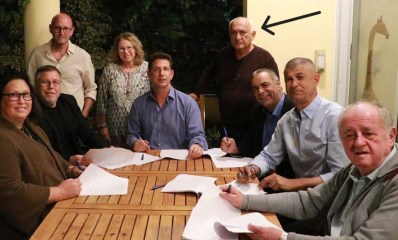 יהודה בן עזרא בעת חתימת ההסכמים הקואליציוניים. צילום: מטה יריב פישר