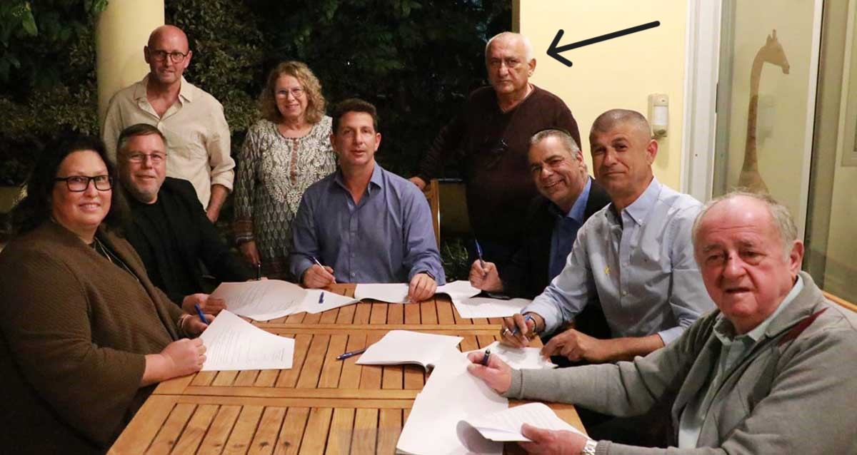 יהודה בן עזרא בעת חתימת ההסכמים הקואליציוניים. צילום: מטה יריב פישר