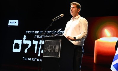 ראש עיריית הרצליה, יריב פישר, בטקס יום השואה (צילום: דוברות עיריית הרצליה)