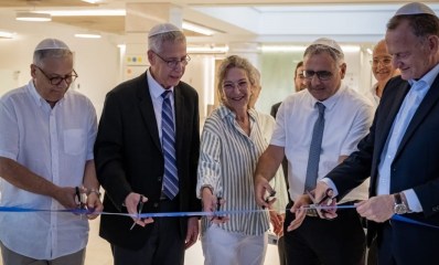 גזירת הסרט. בתמונה מימין לשמאל מר יוחנן לוקר, מר אלי כהן, גב'עפרה מקסימוב, ד"ר ירון מושקט, וד"ר יוסף רודריג. צילום: דימה ירושצקי (.V.A. הפקות צילום)