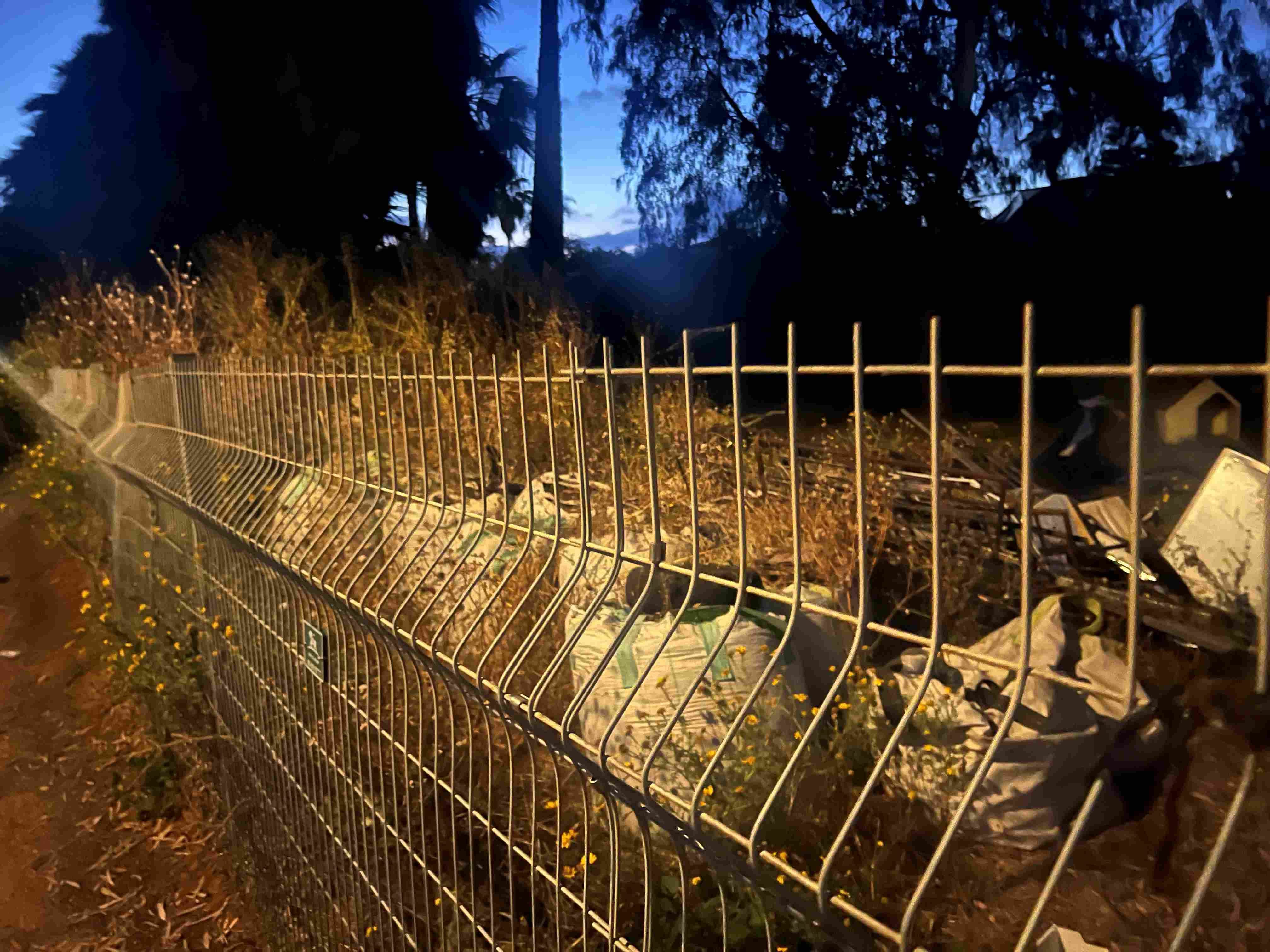 של מי המתחם הזה? זוהמה מעבר לגדר