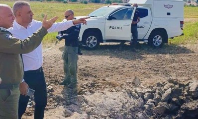 רפי סער בזירת נפילת הרקטה אתמול