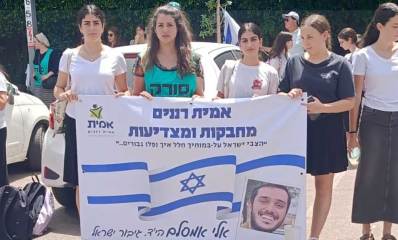 תלמידות אמי"ת רננים בהלווית אלי אמסלם הי'ד. מחבקות ומצדיעות " הצבי ישראל על במותיך חלל איך נפלו גיבורים