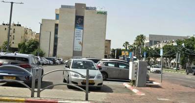 מגרש חניה ובניין קופת חולים כללית בהרצליה. רחוב בן גוריון פינת העצמאות