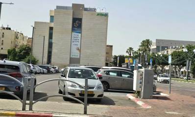 מגרש חניה ובניין קופת חולים כללית בהרצליה. רחוב בן גוריון פינת העצמאות