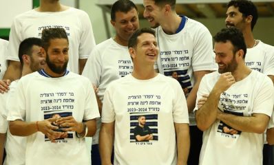 פישר וחבריו חוגגים עלייה. צילום: גיל שמאי