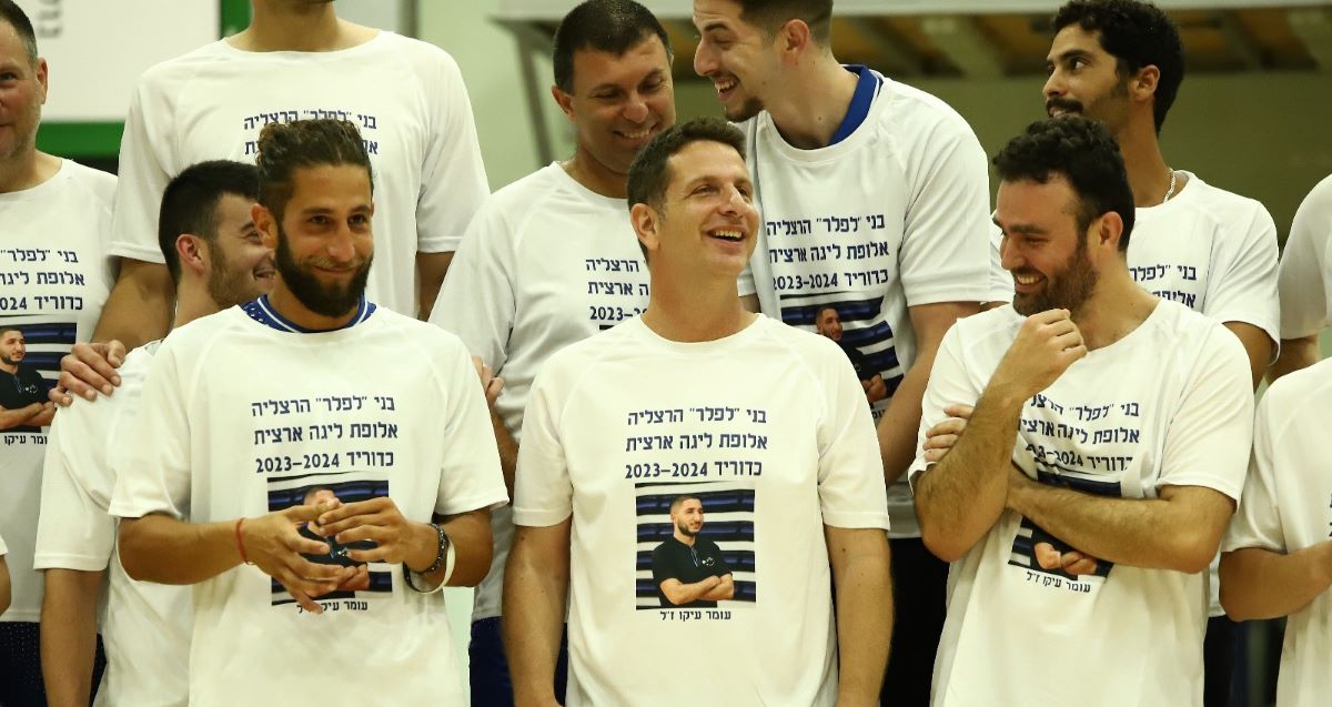 פישר וחבריו חוגגים עלייה. צילום: גיל שמאי