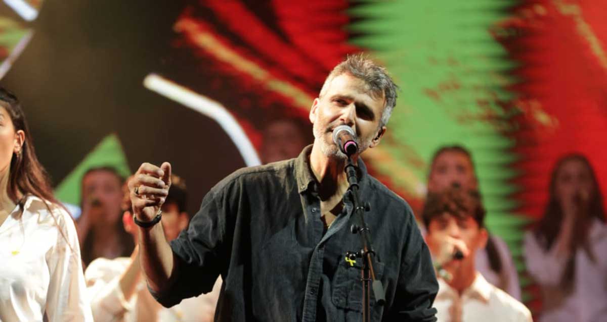 עידן חביב שר בטקס יום הזיכרון לחללי מערכות ישראל בהרצליה