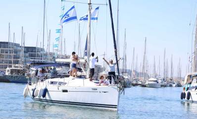 משט יום העצמאות הלאומי - סירת מפרץ במרינה הרצליה ועליה החוגגים משנת 2023
