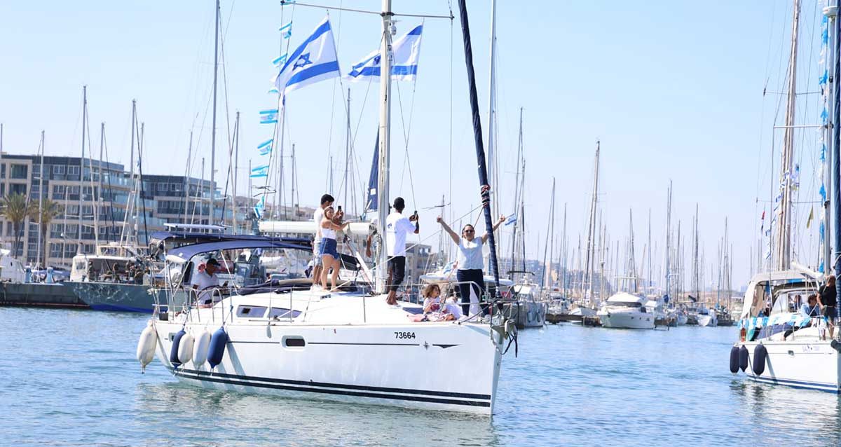 משט יום העצמאות הלאומי - סירת מפרץ במרינה הרצליה ועליה החוגגים משנת 2023