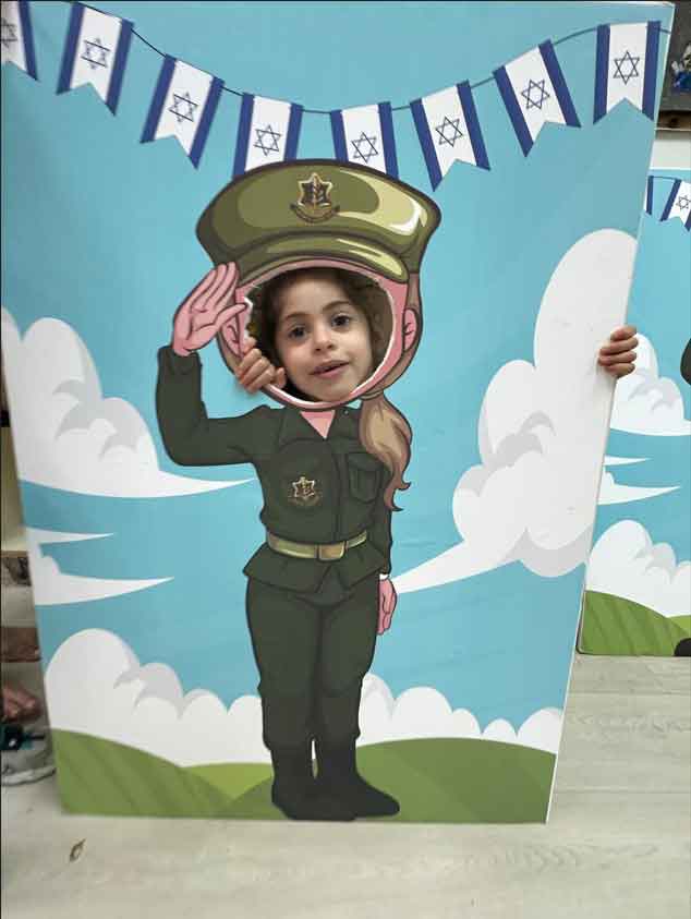 ילדה מבית איזי שפירא חוגגת עצמאות בצילום פנים המשולב בציור סטנד של חיילת