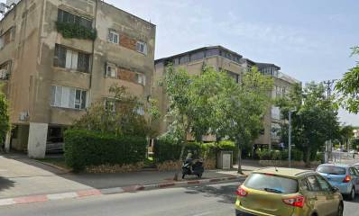 בנייני מגורים אופייניים בהרצליה המיועדים להתחדשות עירונית. צילום: שרון אונליין