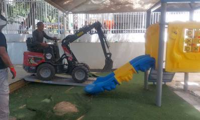 מפעיל טרקטורון בובקט בעבודות בגני ילדים בכפר סבא