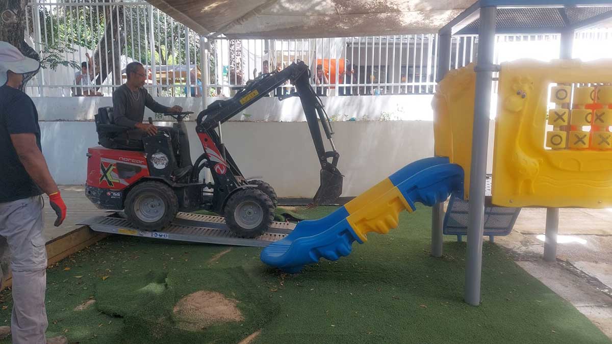 מפעיל טרקטורון בובקט בעבודות בגני ילדים בכפר סבא