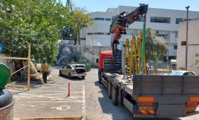 משאית מנוף פורקת ציוד לשיפוץ מוסדות חינוך