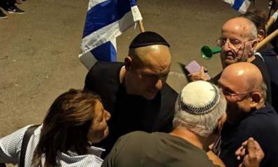 אופיר לוזון מול מפגינים באירוע השקה של רפי קדושים