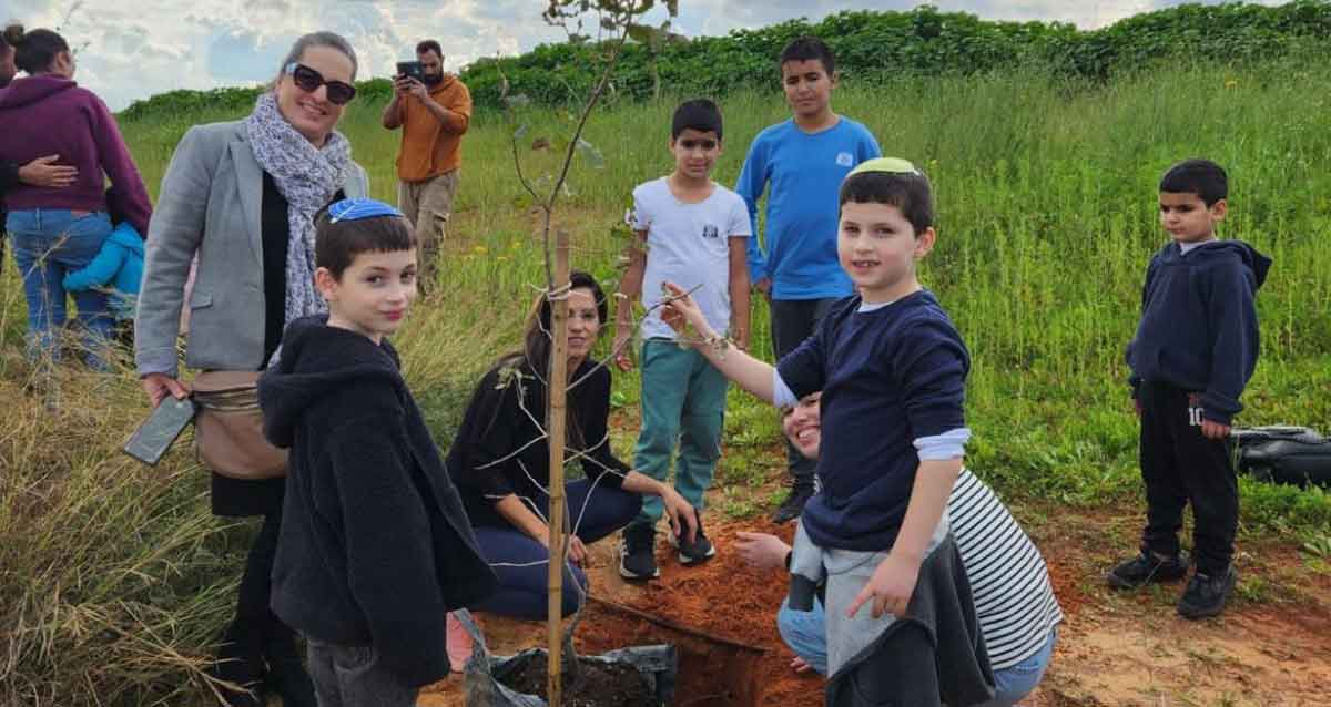 תושבי כפר סבא נוטעים עצים בטבע העירוני