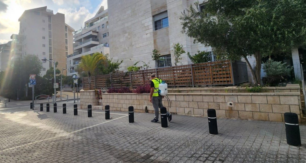 מבצע הדברת יתושים בכפר סבא. צילום באדיבות העירייה