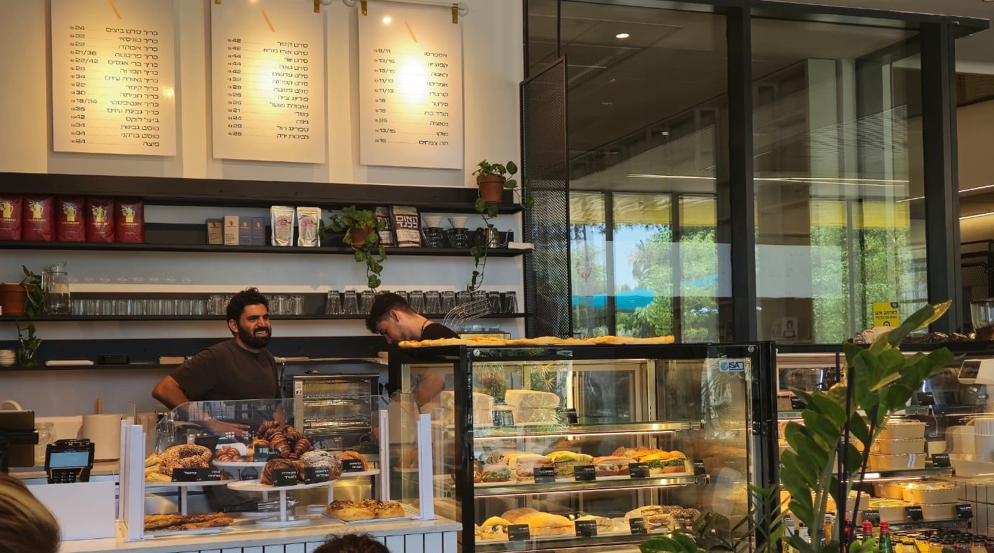 קפיטריה בנינא הרצליה. צילום: פרטי