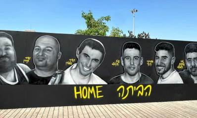 קיר החטופים בכפר סבא. הדר גולדין, עוז דניאל, אביתר דוד, גיא גלבוע דלאל והאחים איתן ויאיר הורן