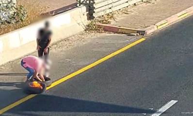 שתי נשים תושבות הרצליה מציתות צמיגים בכביש החוף