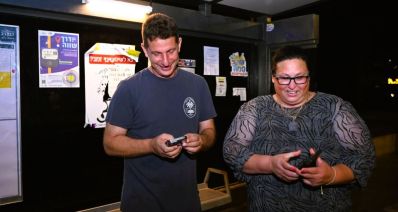 ראש העיר יריב פישר וסגניתו דנה אורן ינאי ממתינים בתחנה ל"נעים בסופ"ש". צילום: דוברות העירייה