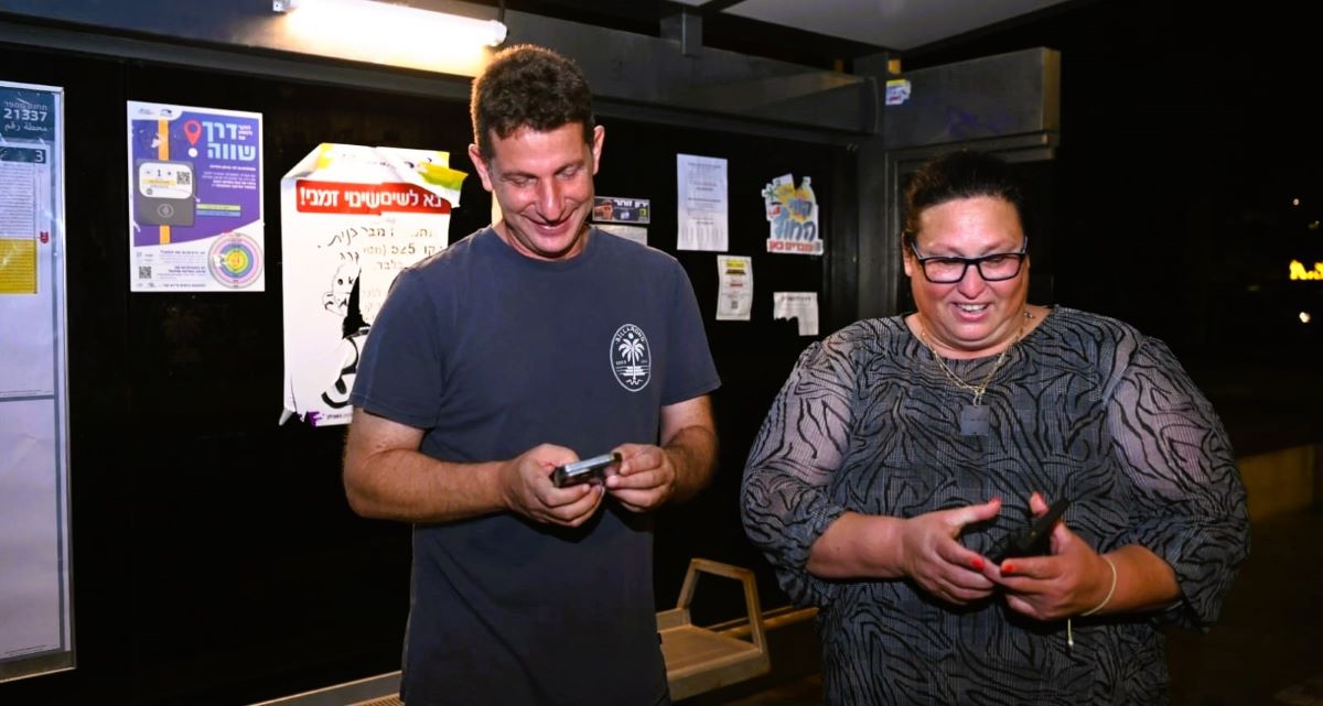 ראש העיר יריב פישר וסגניתו דנה אורן ינאי ממתינים בתחנה ל"נעים בסופ"ש". צילום: דוברות העירייה