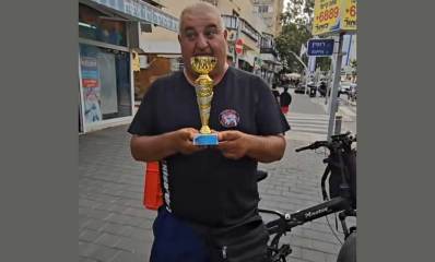 אפי הנמר אוחז גביע ברחוב סוקולוב הרצליה, מאחוריו האופניים החשמליות שנגנבו