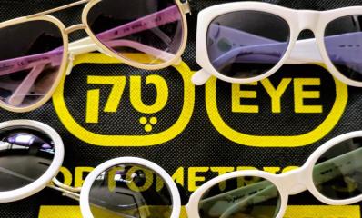 משקפיים לבנים ב-EYE טק. צילום: פרטי