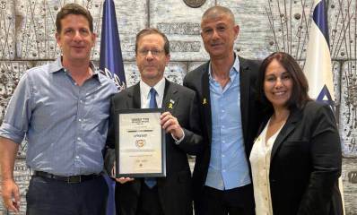 טקס הענקת אות מדד הגאווה להרצליה 2023 בבית הנשיא - מימין לשמאל: מנהלת המחלקה לחינוך בלתי פורמלי, מיטל כהן ריבוא מנהלת מחלקת חינוך א-פורמלי בעיריית הרצליה, סגן ראש העיר הרצליה, מחזיק תיק הגאווה והסובלנות, עופר לוי, נשיא המדינה, יצחק (בוז'י) הרצוג וראש העיר הרצליה, יריב פישר. צילום: דוברות
