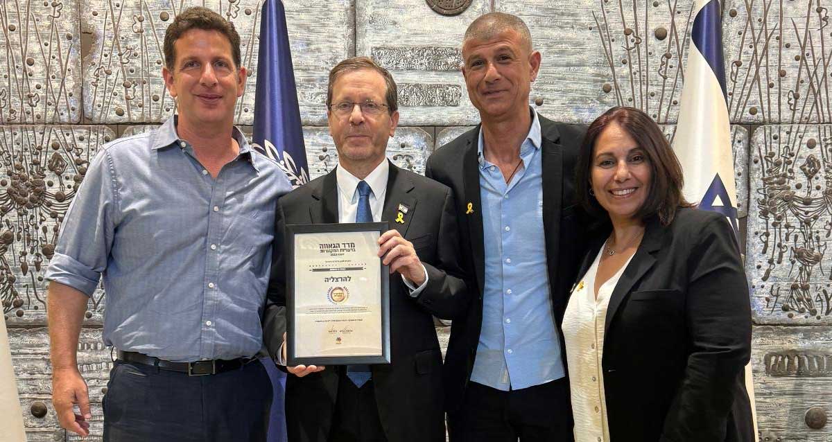 טקס הענקת אות מדד הגאווה להרצליה 2023 בבית הנשיא - מימין לשמאל: מנהלת המחלקה לחינוך בלתי פורמלי, מיטל כהן ריבוא מנהלת מחלקת חינוך א-פורמלי בעיריית הרצליה, סגן ראש העיר הרצליה, מחזיק תיק הגאווה והסובלנות, עופר לוי, נשיא המדינה, יצחק (בוז'י) הרצוג וראש העיר הרצליה, יריב פישר. צילום: דוברות