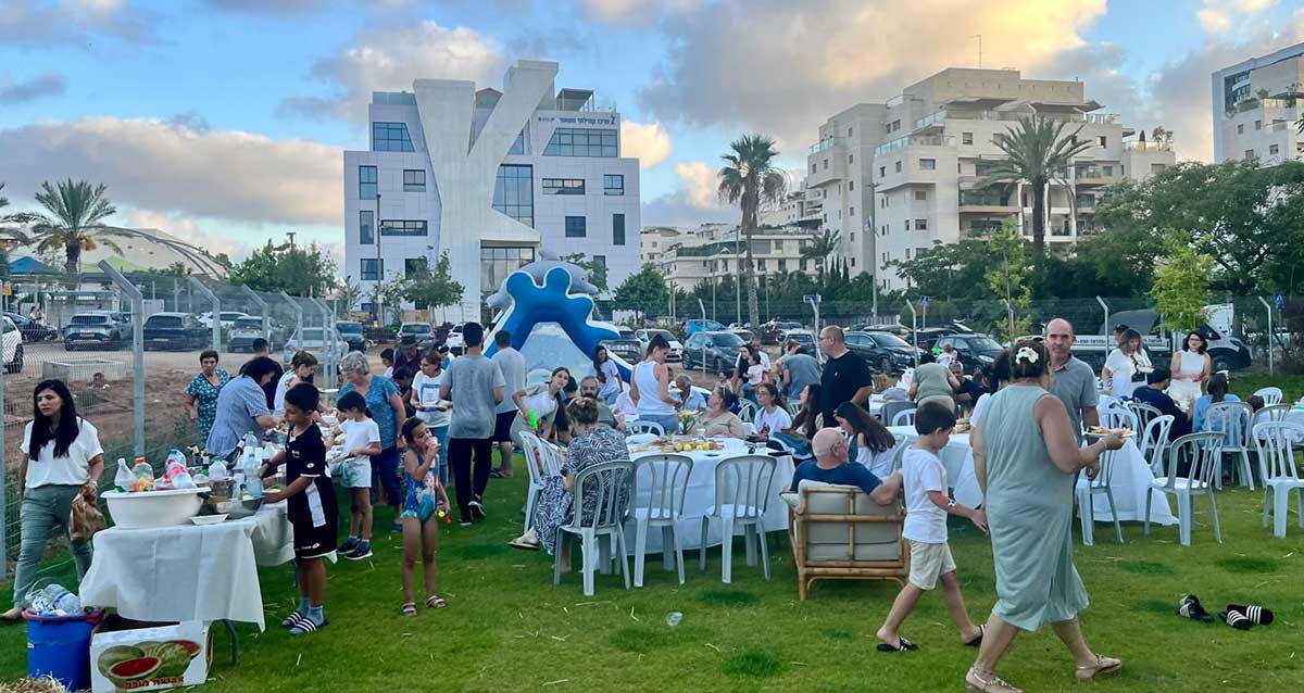 חוגגים שבועות באוניברסיטת רייכמן עם ילדי ואנשי כפר עזה