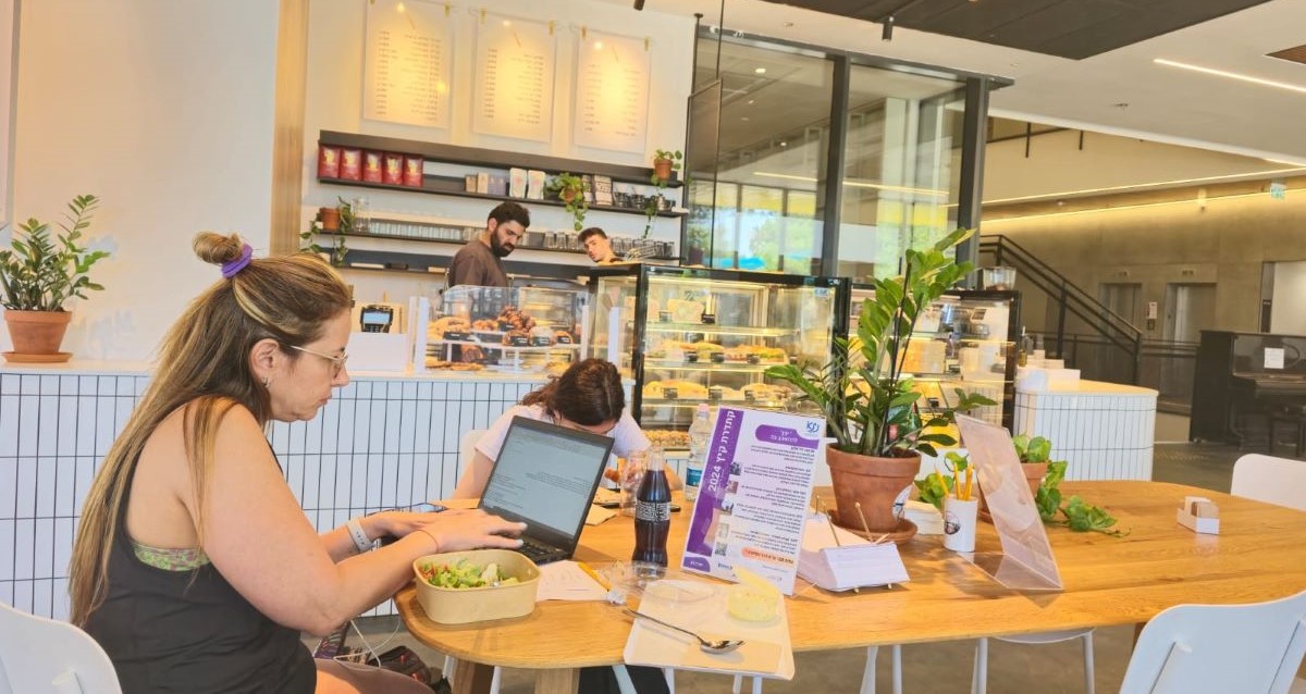 קפיטריה ב"נינא" הרצליה. ציון - 9