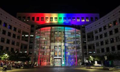 בניין עיריית הרצליה מואר בצבעי דגל הגאווה