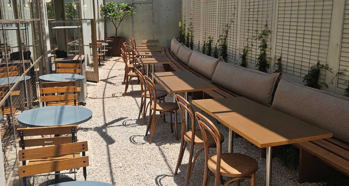 שולחנות בחצר הבר החדש - רדיו בר גליל ים