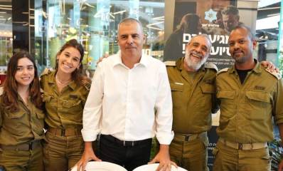 רפי סער ראש העיר כפר סבא עם חיילים וחיילות ביריד התעסוקה