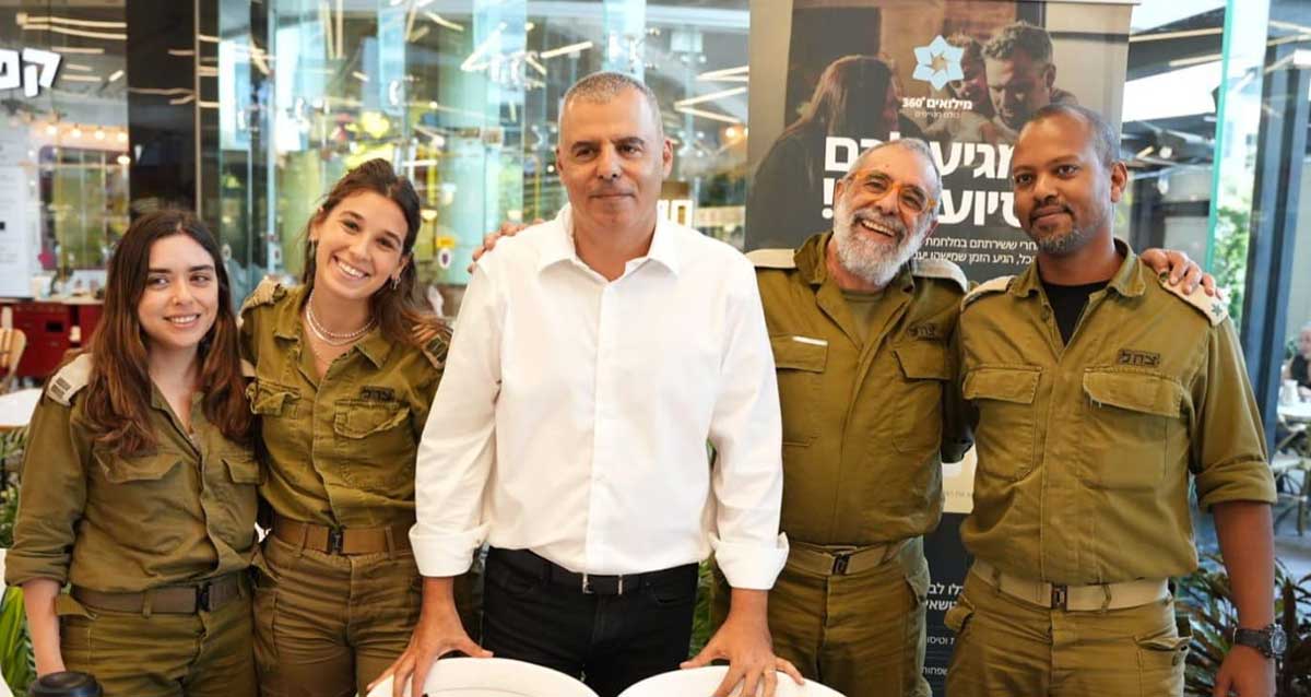 רפי סער ראש העיר כפר סבא עם חיילים וחיילות ביריד התעסוקה