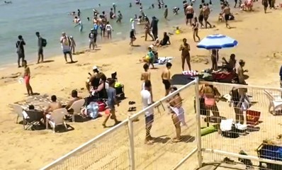 הרוחצים בחוף מקבלים את הבשורה המשמחת. צילום מתוך הווידאו שצילמה עיריית הרצליה