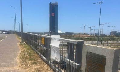 גשר גנדי (רחבעם זאבי) מעל כביש 20 המחבר את רמת השרון לסינמה סיטי, ברקע המנופים של הבנייה ומהגדל