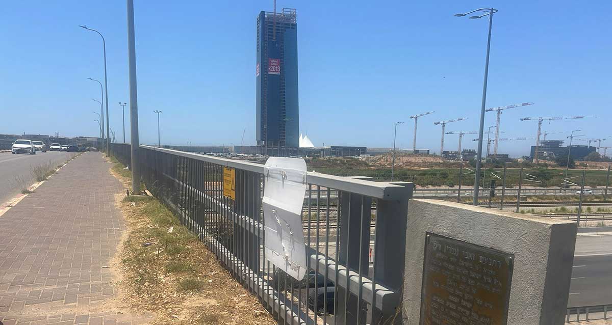 גשר גנדי (רחבעם זאבי) מעל כביש 20 המחבר את רמת השרון לסינמה סיטי, ברקע המנופים של הבנייה ומהגדל