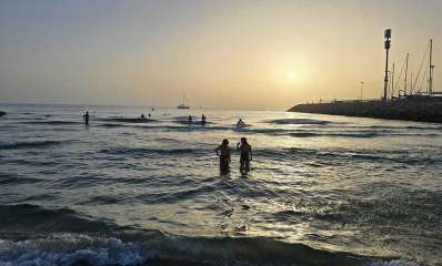 מתרחצים בחוף הדרומי הרצליה, צמוד למרינה